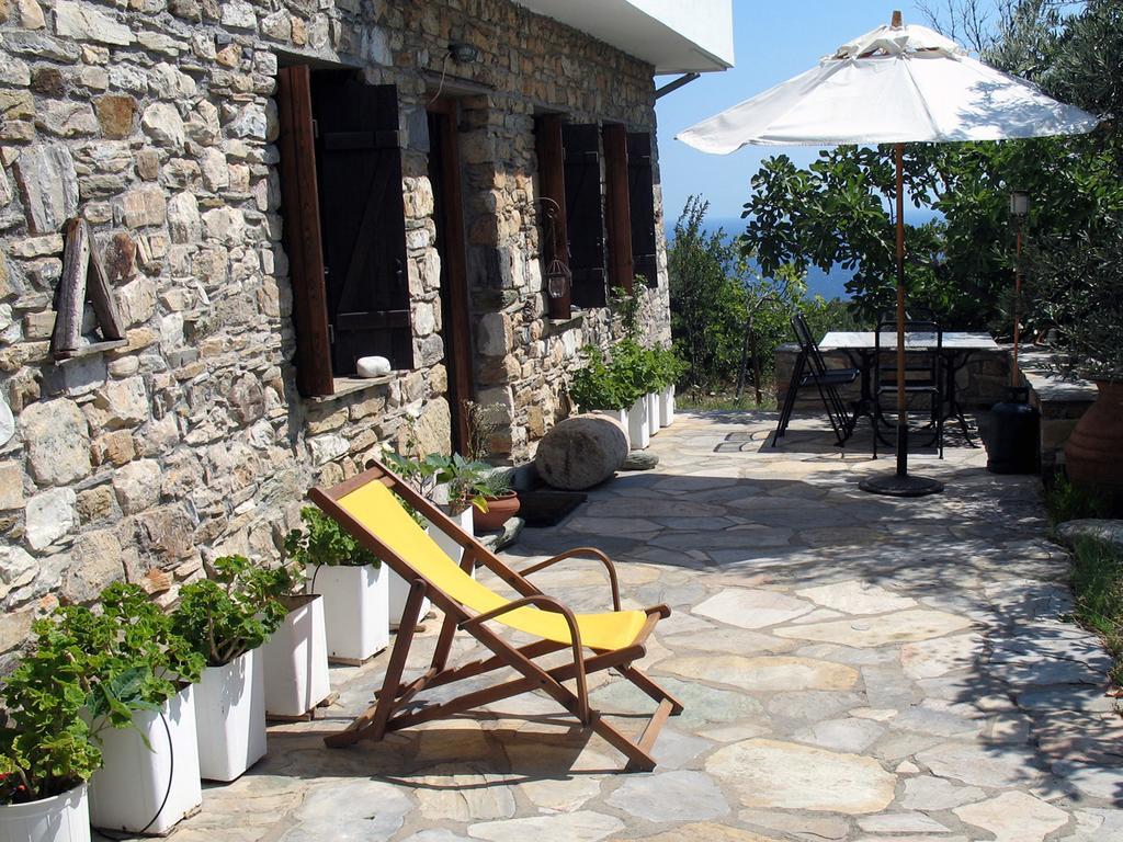 Traditional Stonehouse Potistika